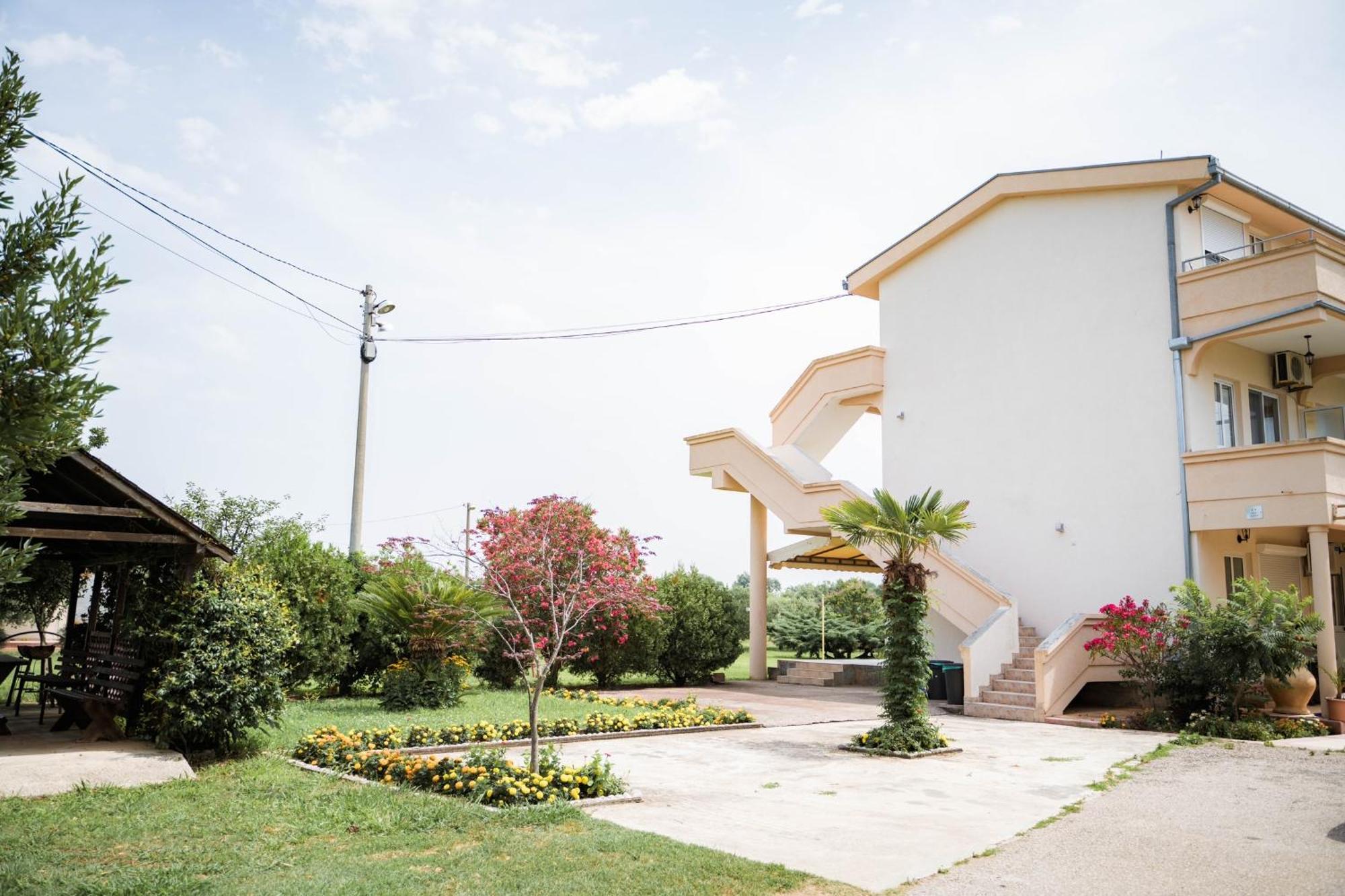 Apartments Rudaj Улцин Екстериор снимка